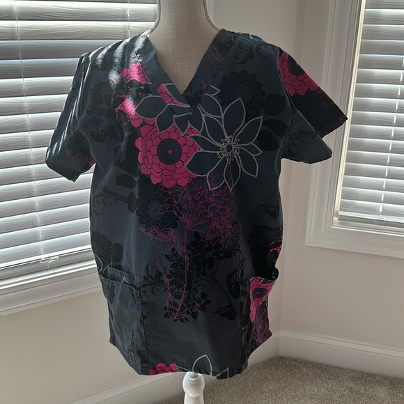 Gently work woman’s scrub top - Picture 1 of 5